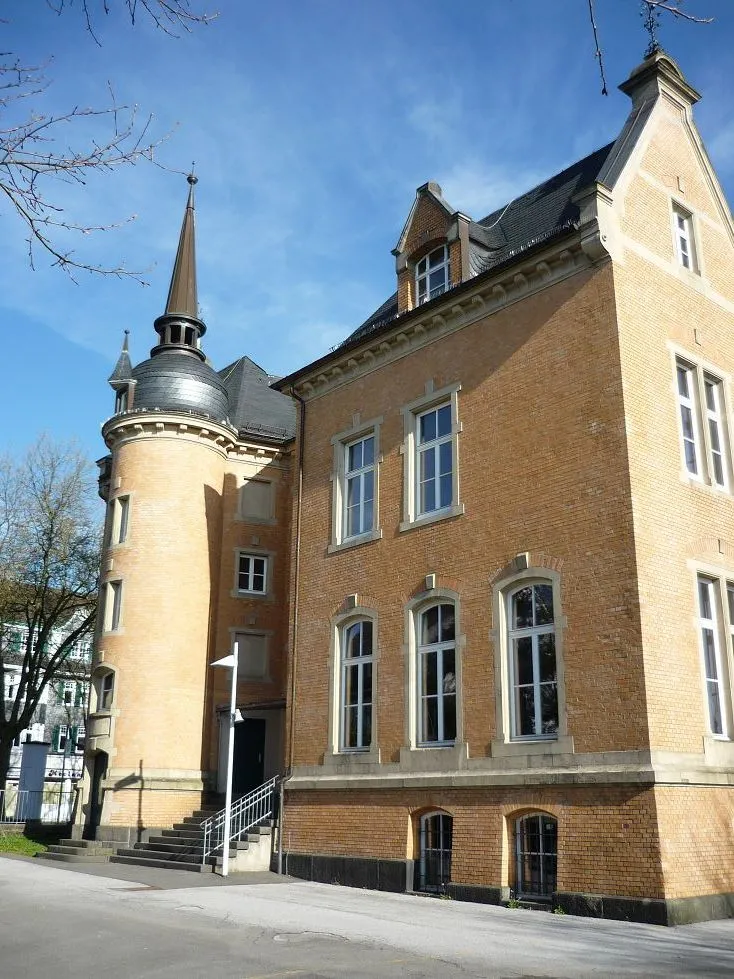 Blick auf den Schulhof des Kreishauses, Kölner Straße 82, Remscheid-Lennep